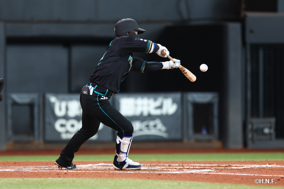 6回裏、セーフティバントをきめる矢澤選手01