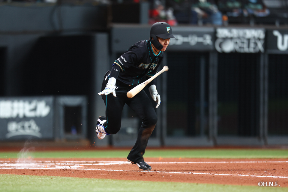 6回裏、セーフティバントをきめる矢澤選手02