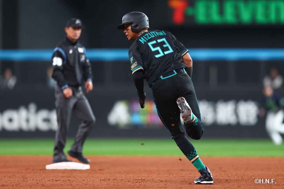 8回裏、内野安打を放った水谷選手