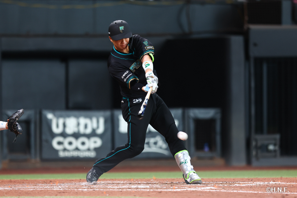 8回裏、センターへ適時打を放つ郡司選手01