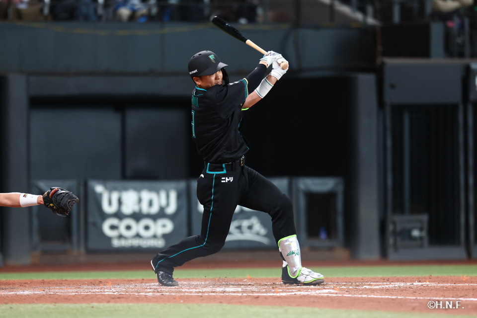 8回裏、センターへ適時打を放つ郡司選手02