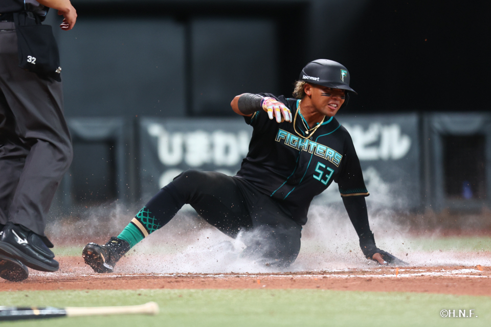 8回裏、生還する水谷選手