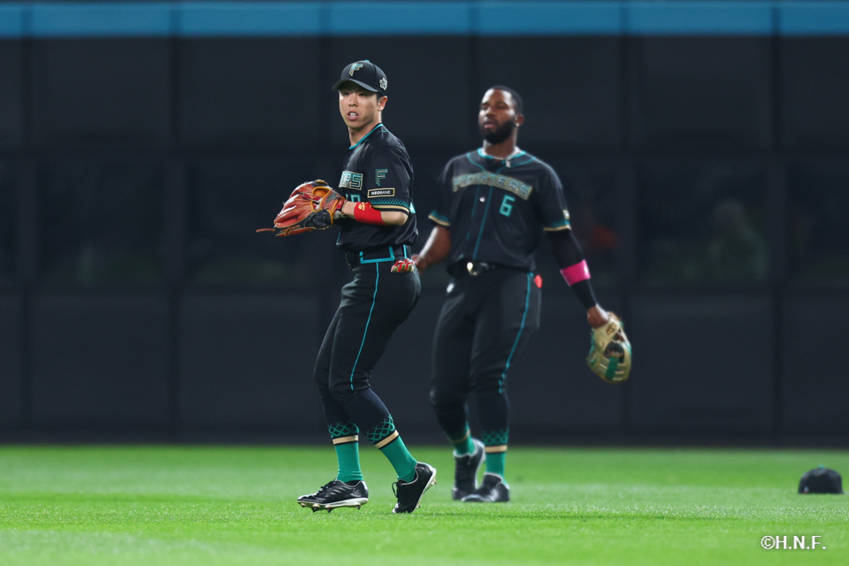 9回裏、好守をみせる五十幡選手