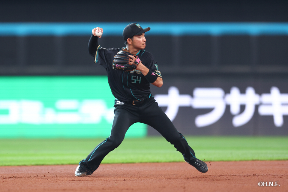 1回表、遊ゴロを捌く山縣選手