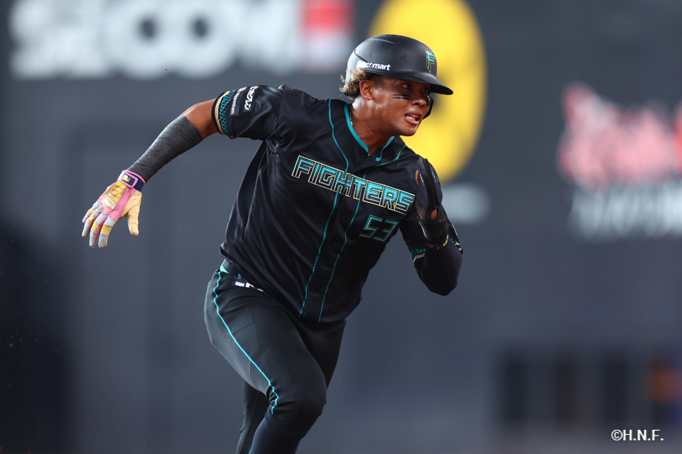 1回裏、進塁する水谷選手