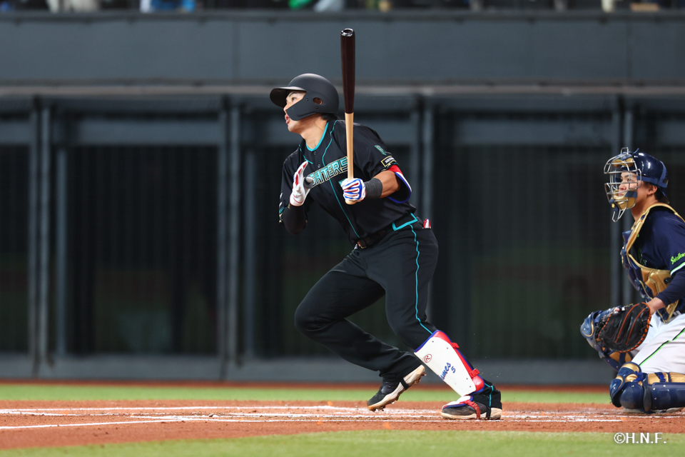 1回裏、レフトへヒットを放つ野村選手