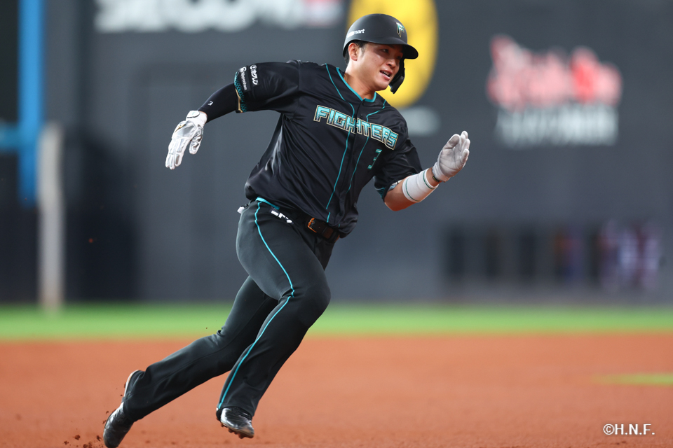 1回裏、進塁する郡司選手