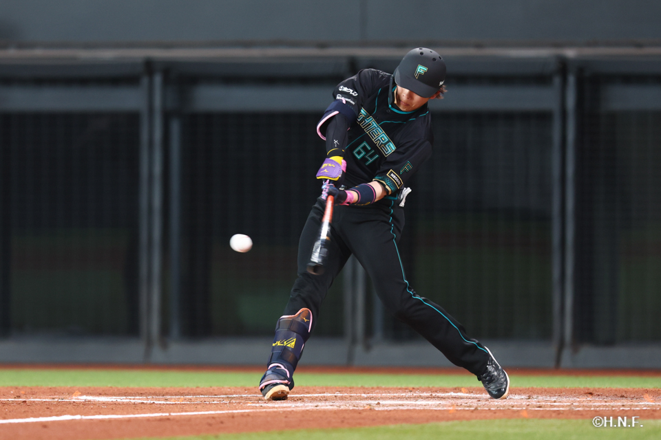 2回裏、ライトへ二塁打を放つ田宮選手01