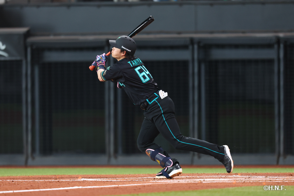 2回裏、ライトへ二塁打を放つ田宮選手02