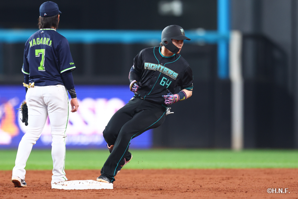 2回裏、ライトへ二塁打を放つ田宮選手03