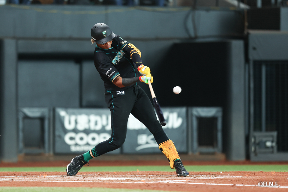 3回裏、ライトへ二塁打を放つ水谷選手01