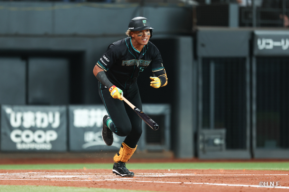 3回裏、ライトへ二塁打を放つ水谷選手02
