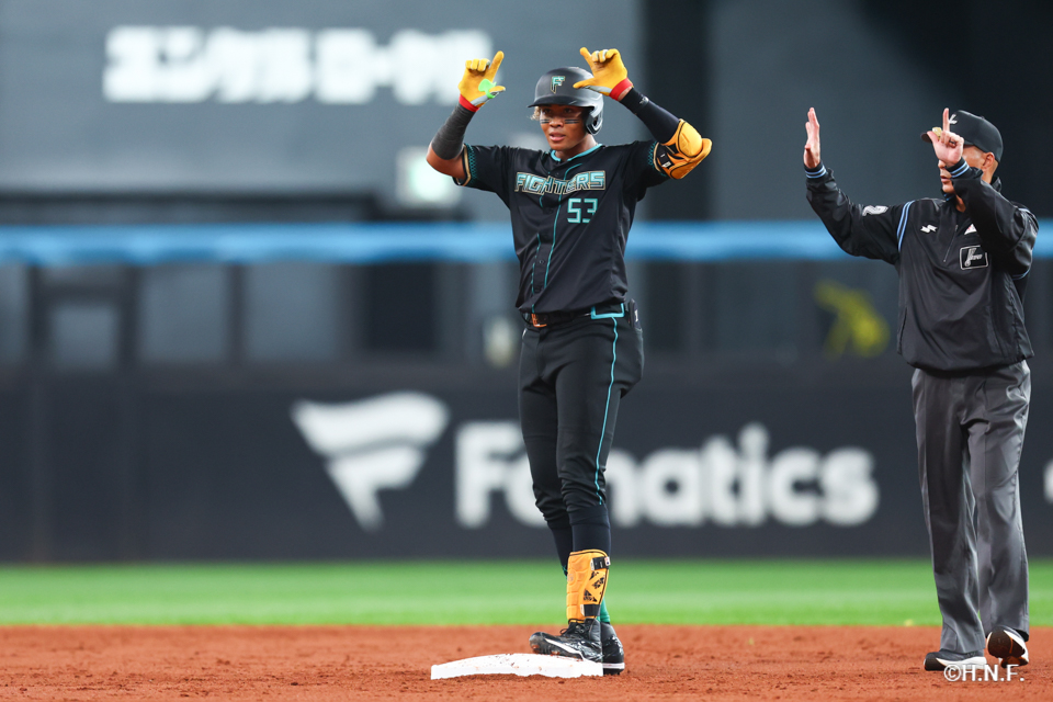 3回裏、ライトへ二塁打を放つ水谷選手03