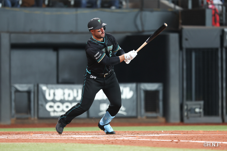 3回裏、セカンドのエラーで出塁するマルティネス選手01