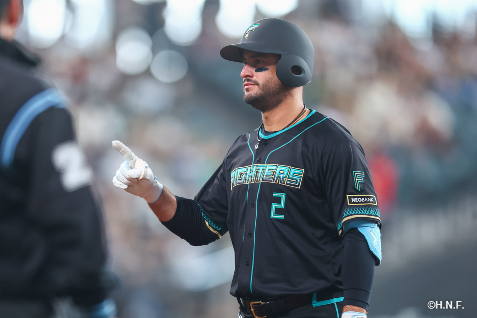 3回裏、セカンドのエラーで出塁するマルティネス選手02