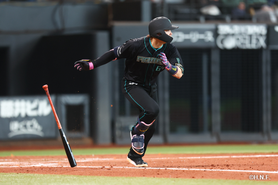 4回裏、レフトへヒットを放つ田宮選手