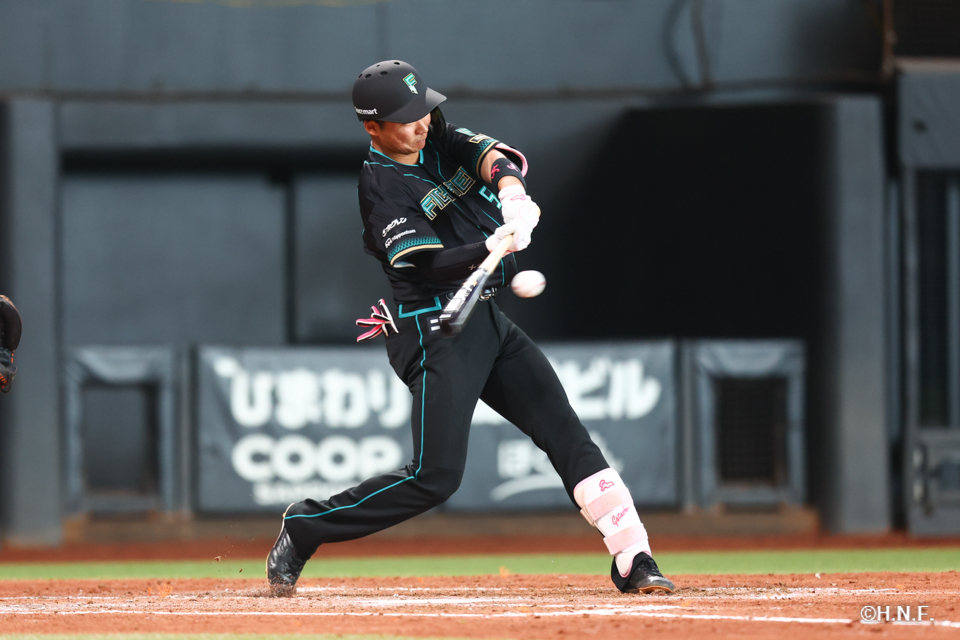 4回裏、レフトへヒットを放つ山縣選手01