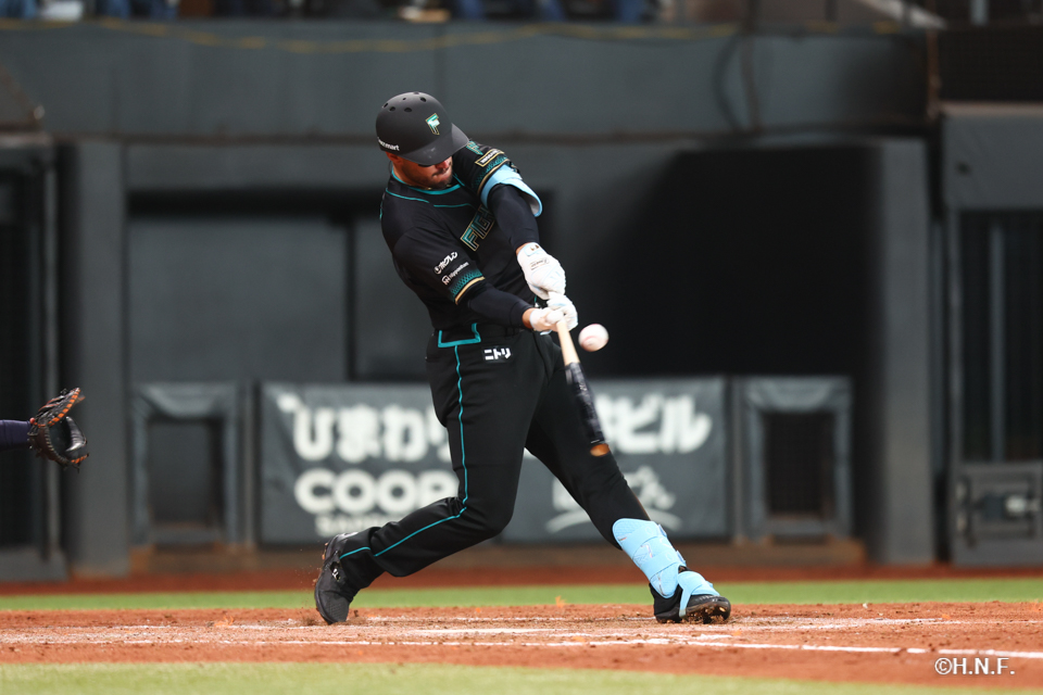 5回裏、ライトへヒットを放つマルティネス選手01