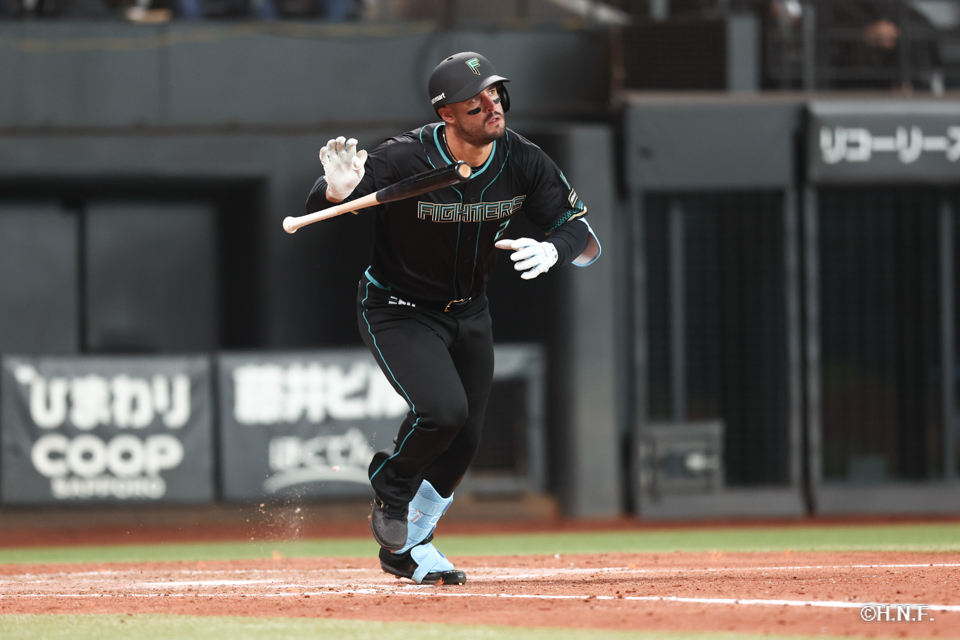 5回裏、ライトへヒットを放つマルティネス選手02