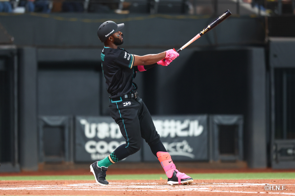 6回裏、レフトへ二塁打を放つカストロ選手01