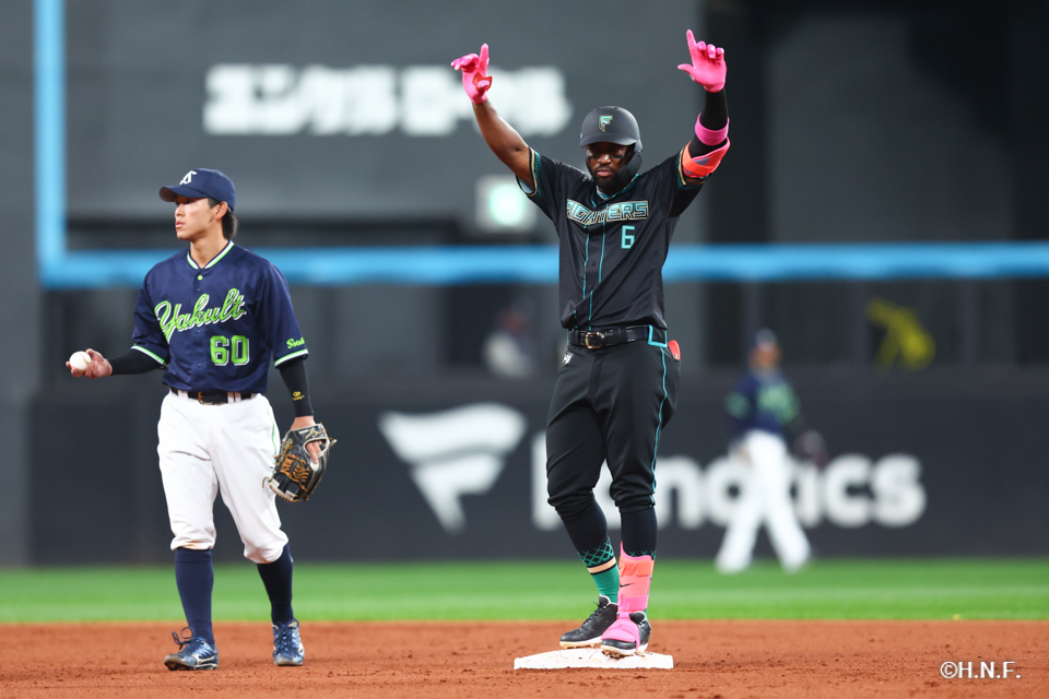 6回裏、レフトへ二塁打を放つカストロ選手02