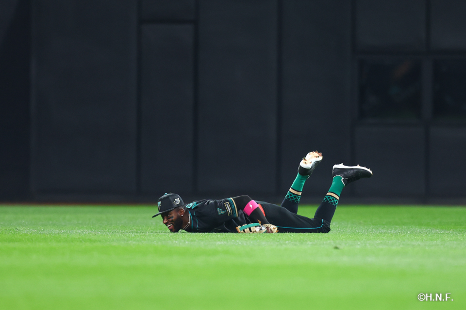 7回表、好守をみせるカストロ選手