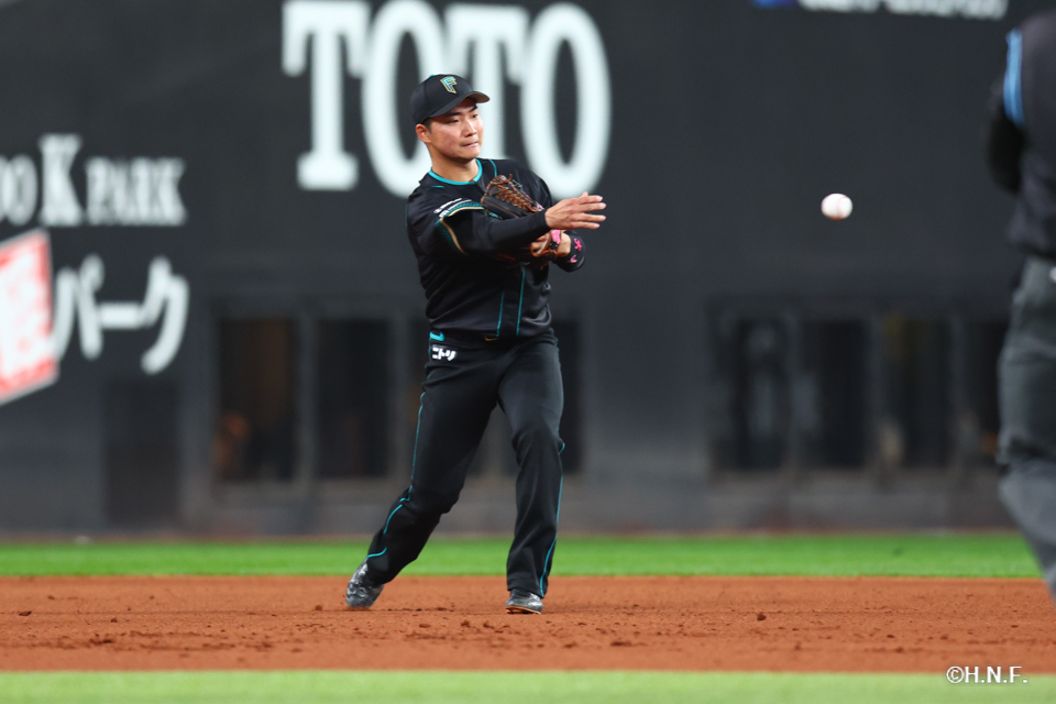 7回表、併殺を完成させる山縣選手