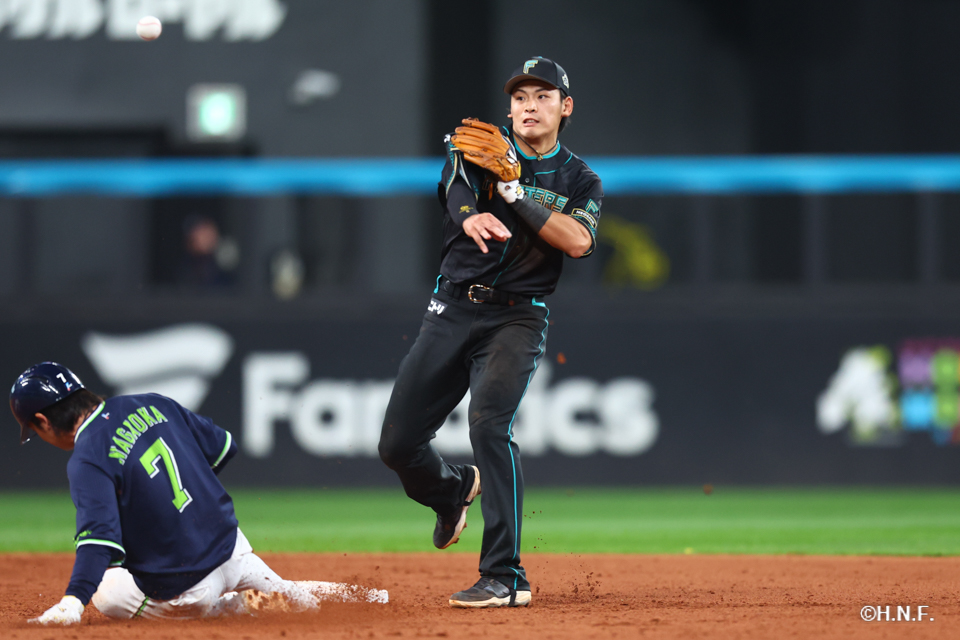 7回表、併殺を完成させる野村選手