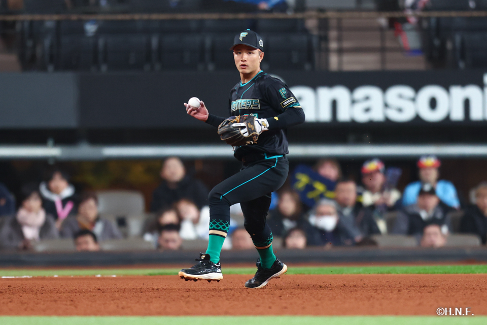 8回表、三ゴロを捌く奈良間選手