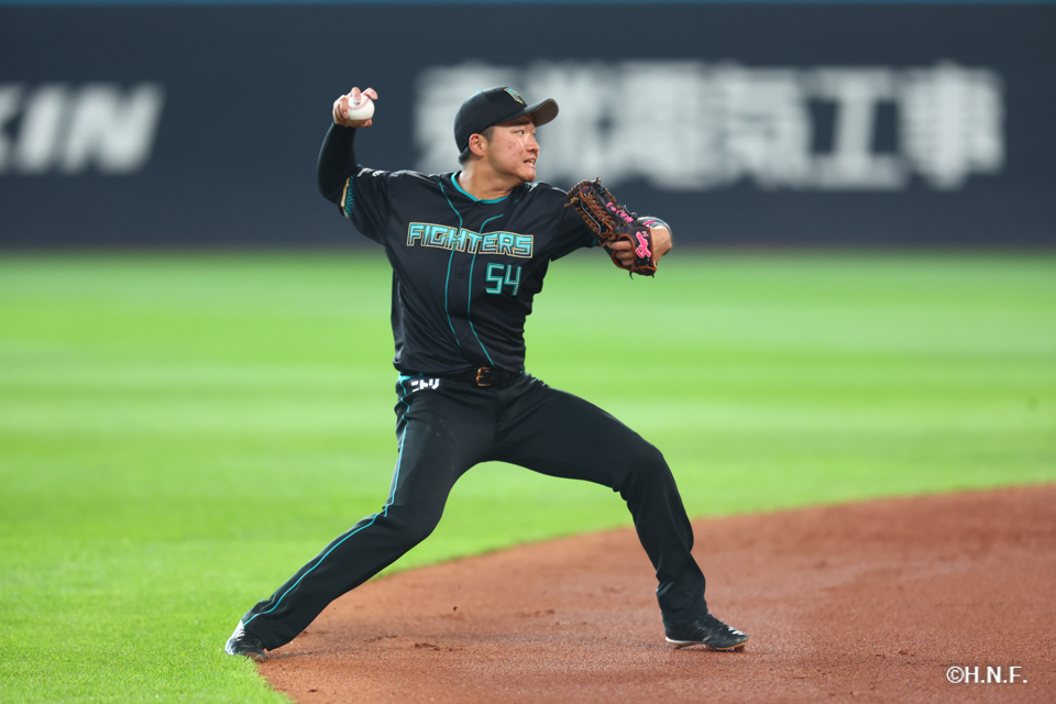 2回表、遊ゴロを捌く山縣選手