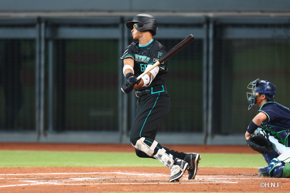 2回裏、センターへヒットを放つ万波選手01