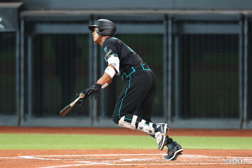 2回裏、センターへヒットを放つ万波選手02