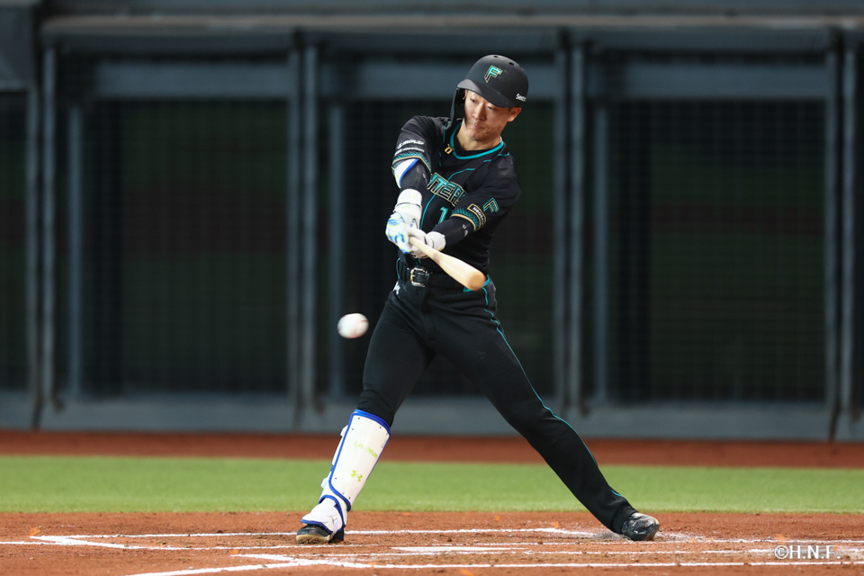 2回裏、センターへヒットを放つ矢澤選手01