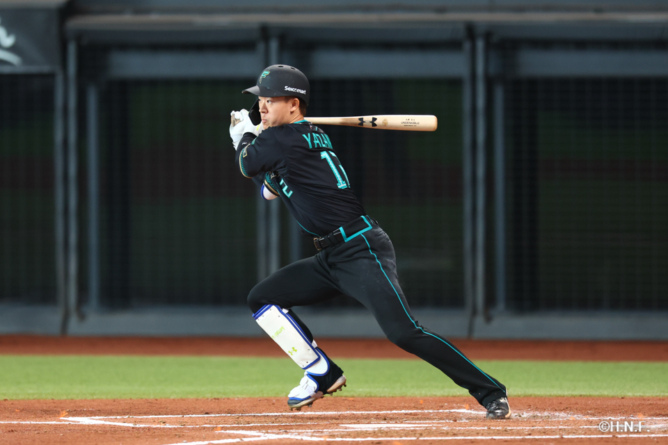 2回裏、センターへヒットを放つ矢澤選手02