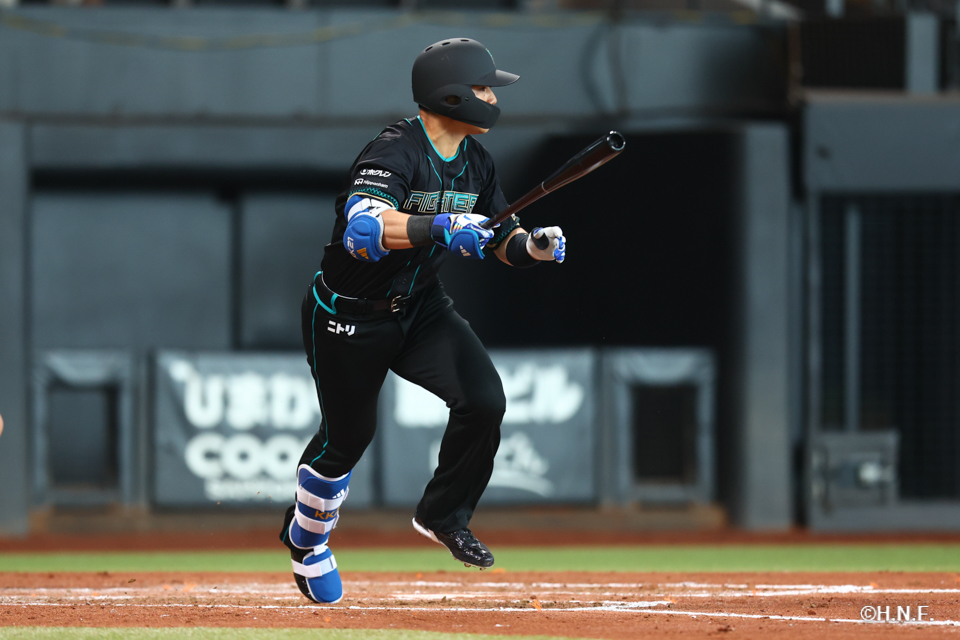 3回裏、センターへヒットを放つ清宮選手01