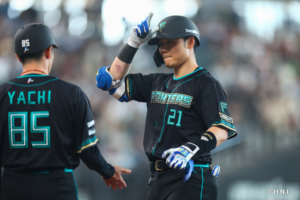 3回裏、センターへヒットを放つ清宮選手02