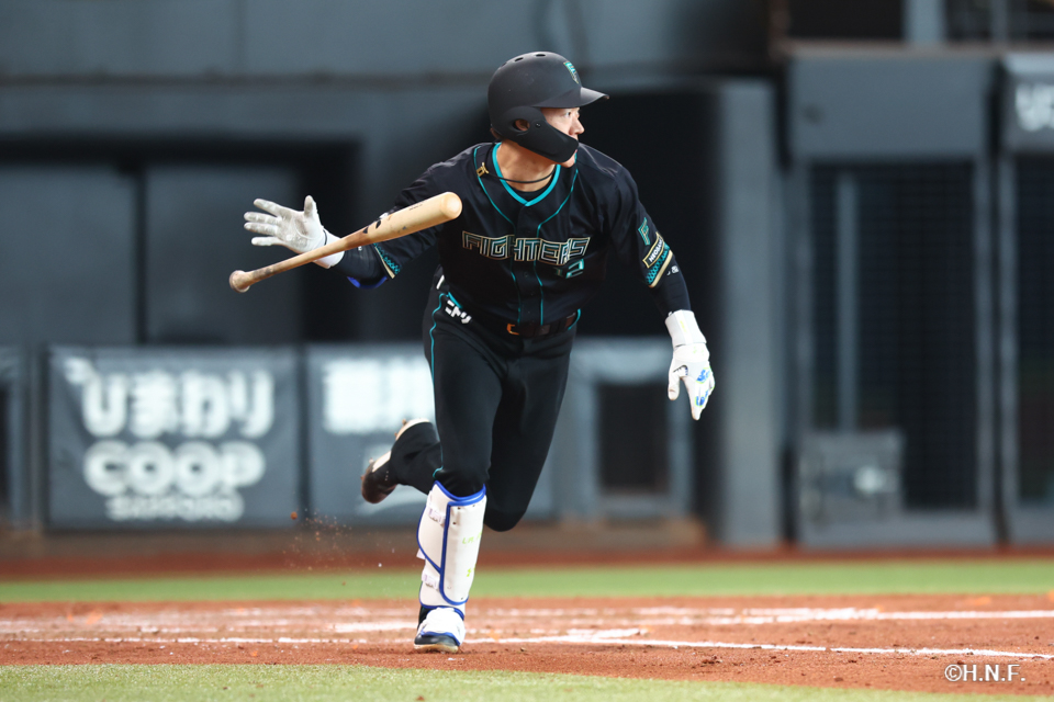 4回裏、センターへヒットを放つ矢澤選手