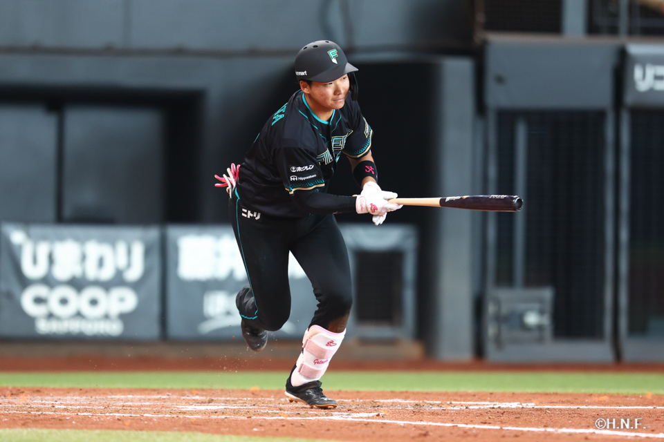 4回裏、ライトへヒットを放つ山縣選手01