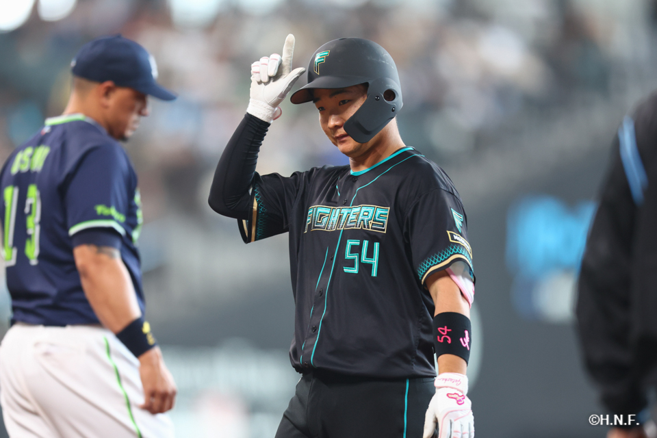 4回裏、ライトへヒットを放つ山縣選手02