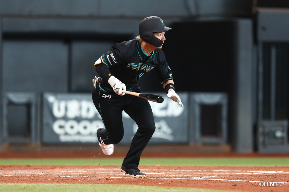 5回裏、内野安打を放つ水野選手