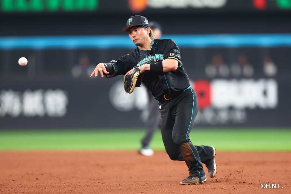 7回表、二ゴロを捌く水野選手