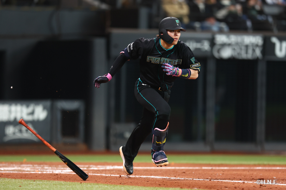 7回裏、ライトへヒットを放つ田宮選手