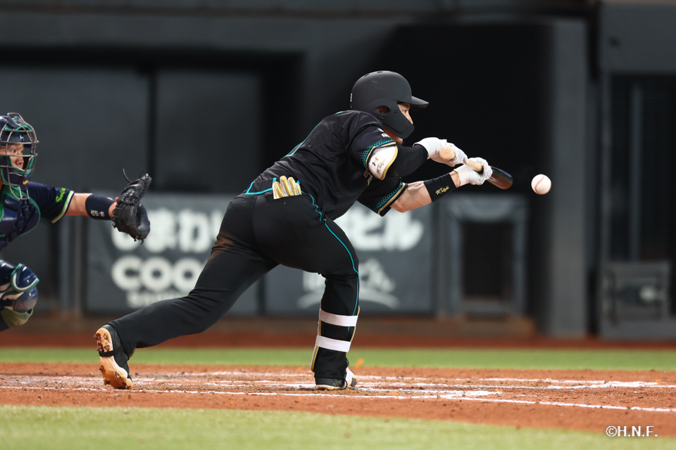 7回裏、犠打をきめる水野選手