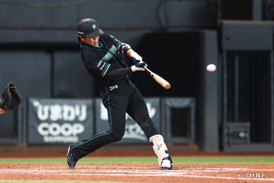 9回裏、センターへヒットを放つ清水優選手01