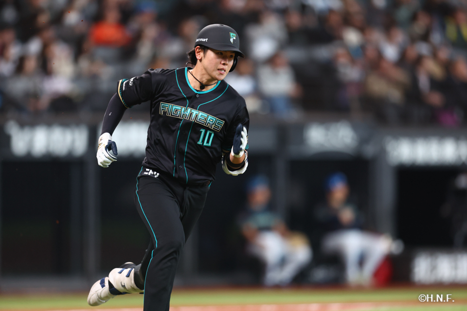 9回裏、センターへヒットを放つ清水優選手02