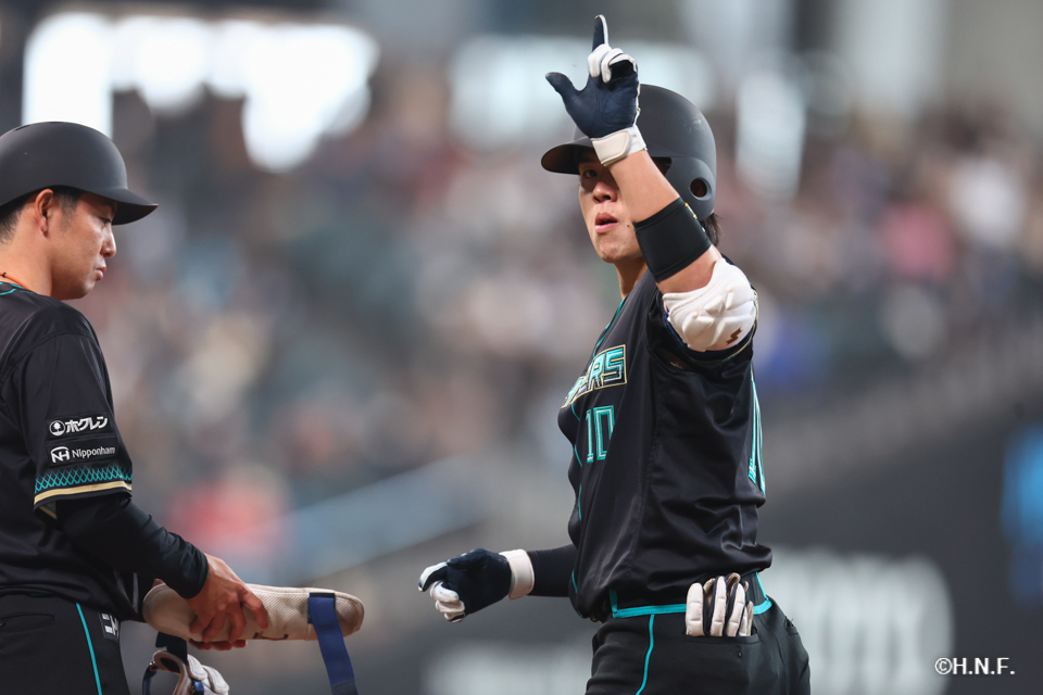 9回裏、センターへヒットを放つ清水優選手03