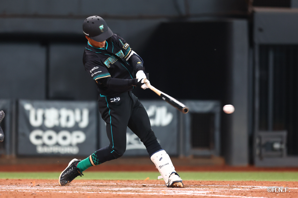 9回裏、代打でヒットを放つ奈良間選手01