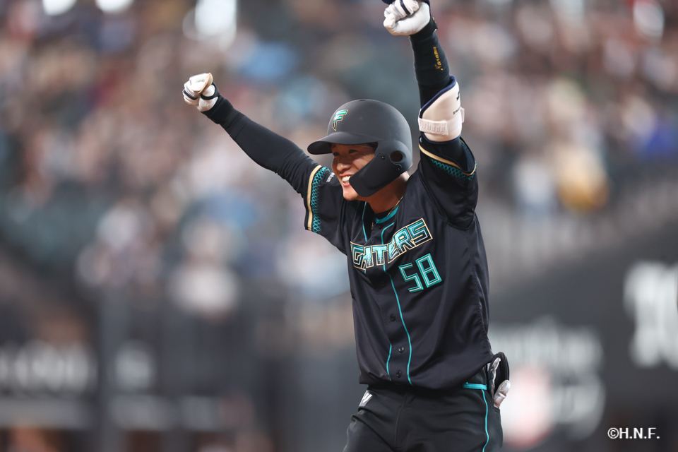 9回裏、代打でヒットを放つ奈良間選手03