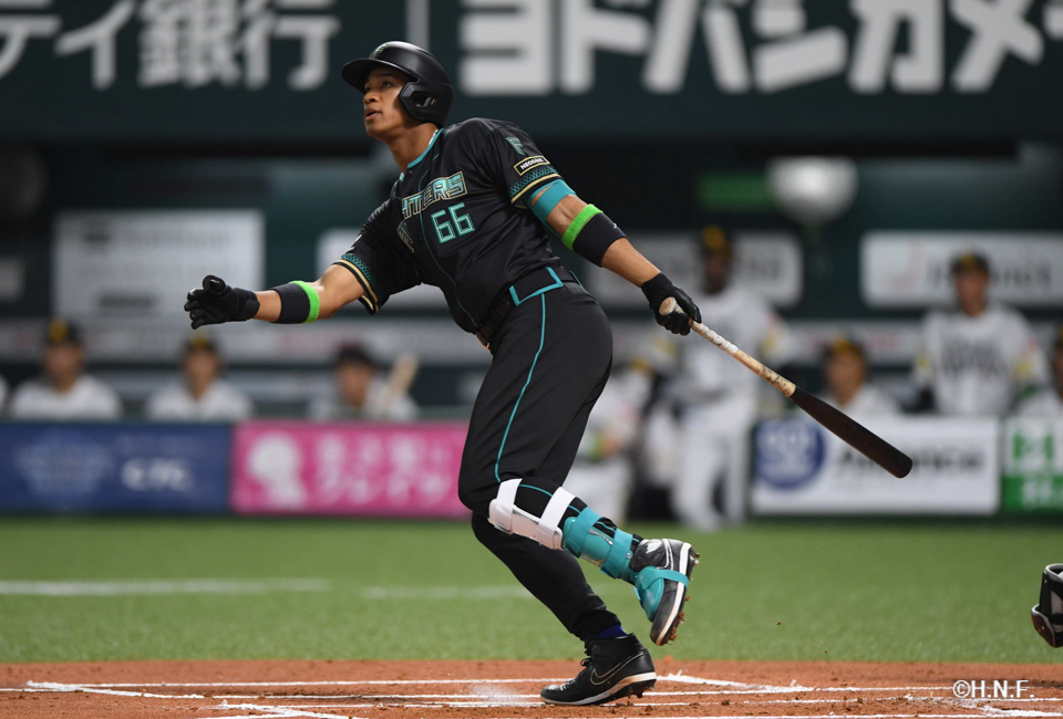 1回表、万波選手01