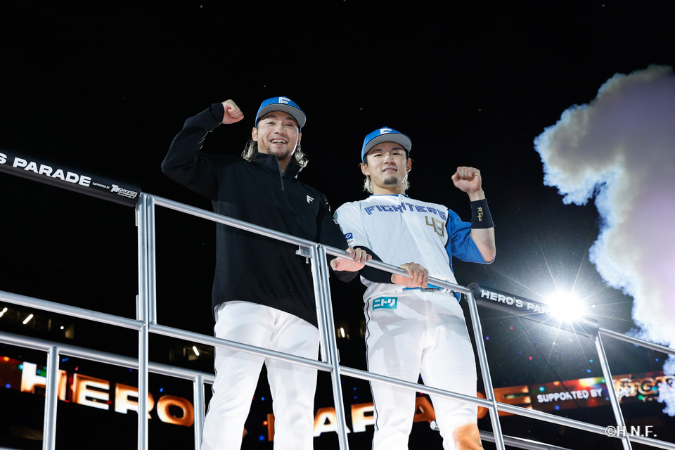 ヒーローの伊藤投手と水野選手01